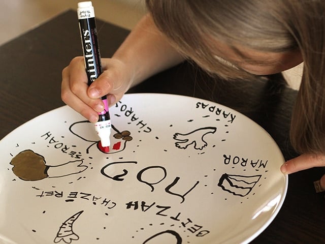 Homemade Seder Plates - Learn to make your own Seder plate at home using a plain white plate and nontoxic paint pens. Easy Jewish holiday craft for kids and family.