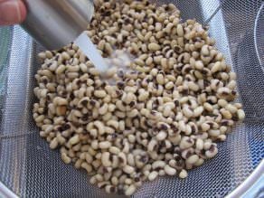 How to Cook and Freeze Dried Black Eyed Peas - Learn how cook dried black eyed peas to prepare them for use in recipes. Includes storage and freezing techniques.