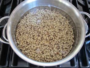 How to Cook and Freeze Dried Black Eyed Peas - Learn how cook dried black eyed peas to prepare them for use in recipes. Includes storage and freezing techniques.