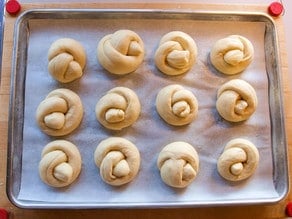 Garlic Knots – Yeast-Risen Rolls with a Buttery, Garlic Herb Topping. Nostalgic, Family-Inspired Recipe.